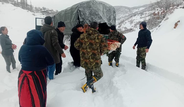 I bllokuar nga bora, Forcat e Armatosura transportojnë fëmijën e sëmurë drejt spitalit të Bulqizës