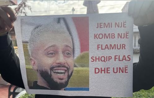 Stresi publikon pankarta nga protesta: “Shqip flas dhe unë”