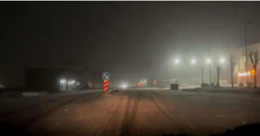Reshje të mëdha të borës mbrëmë, kjo ishte gjendja e rrugës Prishtinë-Podujevë