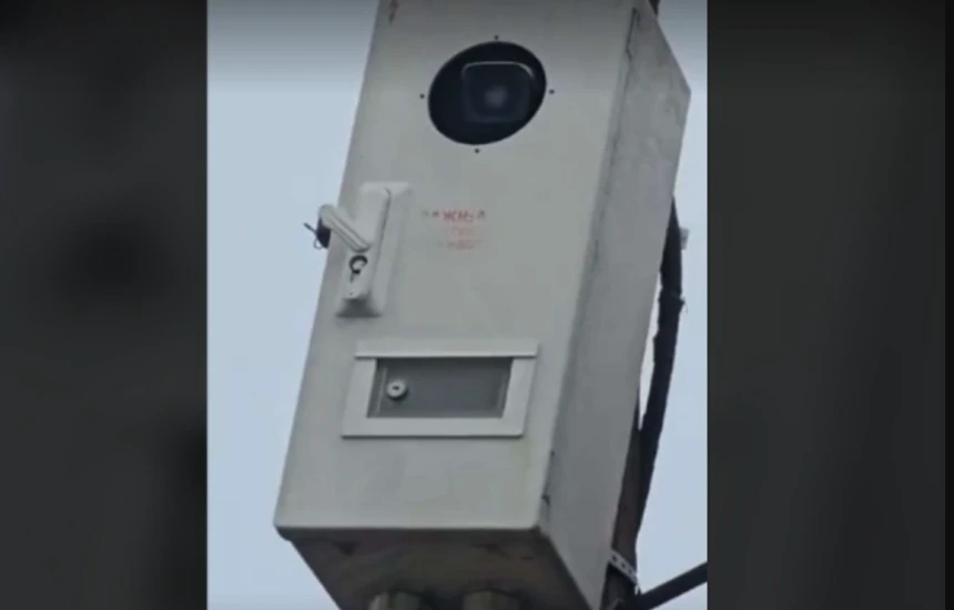 Kapet kamerë ilegale në Leposaviq, ishte vendosur në një shtyllë elektrike