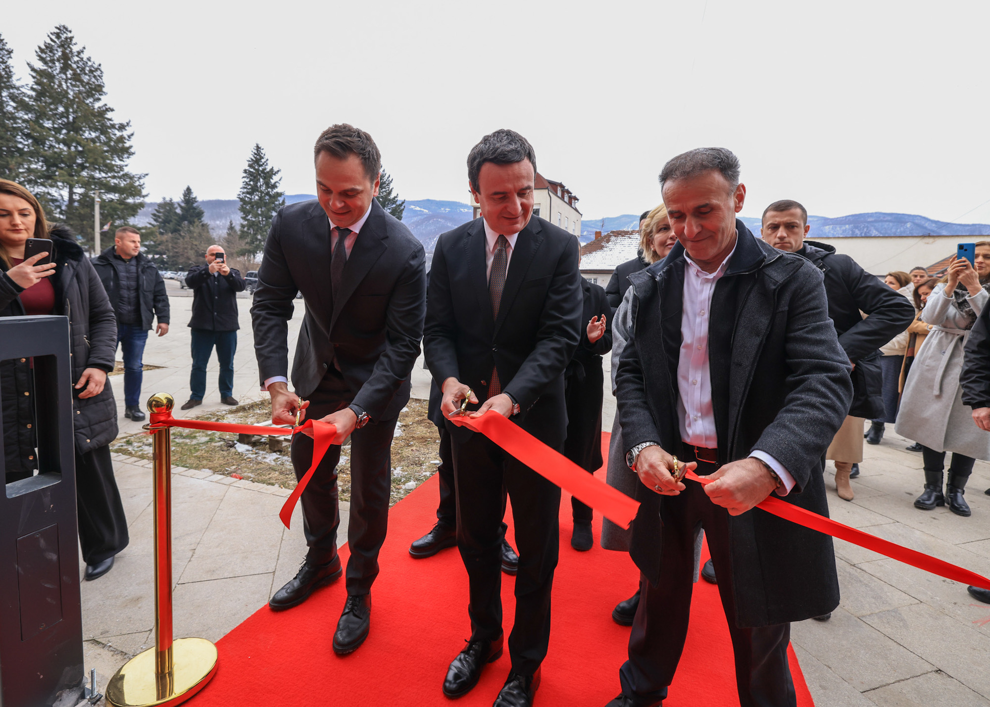 Kryeministri Kurti mori pjesë në hapjen e degës së Bankës Ekonomike në Leposaviq