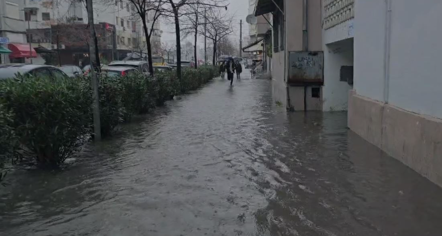 Moti i keq, reshjet e dendura të shiut shkaktojnë problematika në Durrës