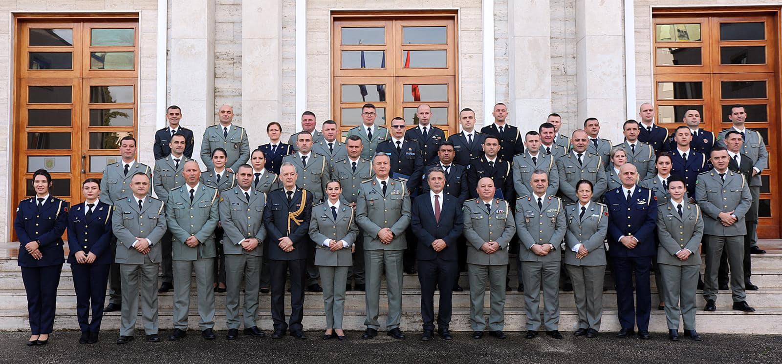 Përforcohet bashkëpunimi ushtarak: Oficerët e FSK-së diplomojnë në Kolegjin e Mbrojtjes dhe Sigurisë në Shqipëri