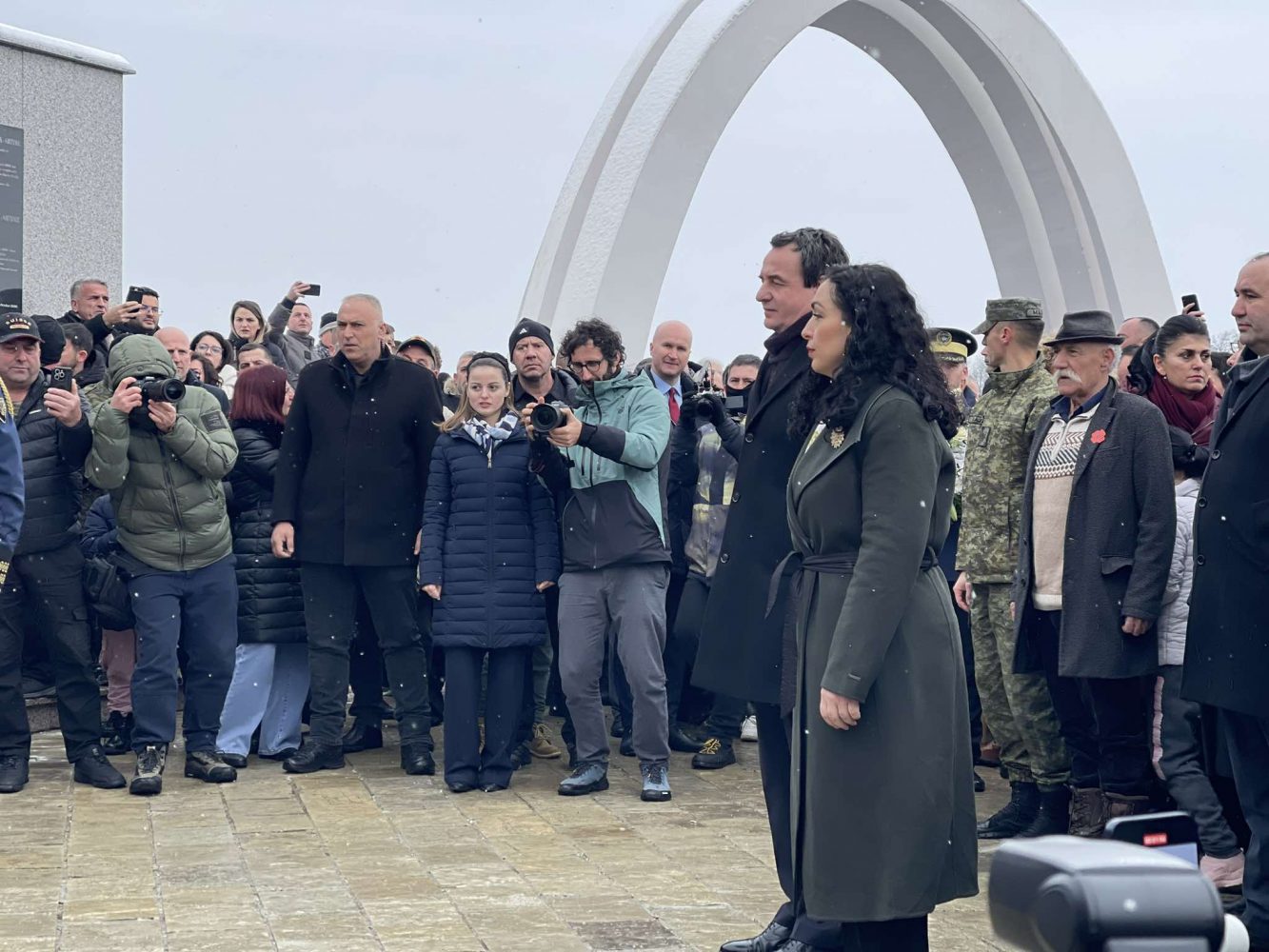 Osmani dhe Kurti, nderojnë viktimat e gjenocidit serb në Reçak