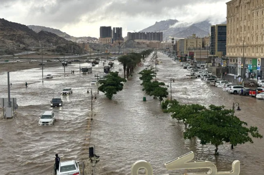 Shiu i fuqishëm përmbyt Meken