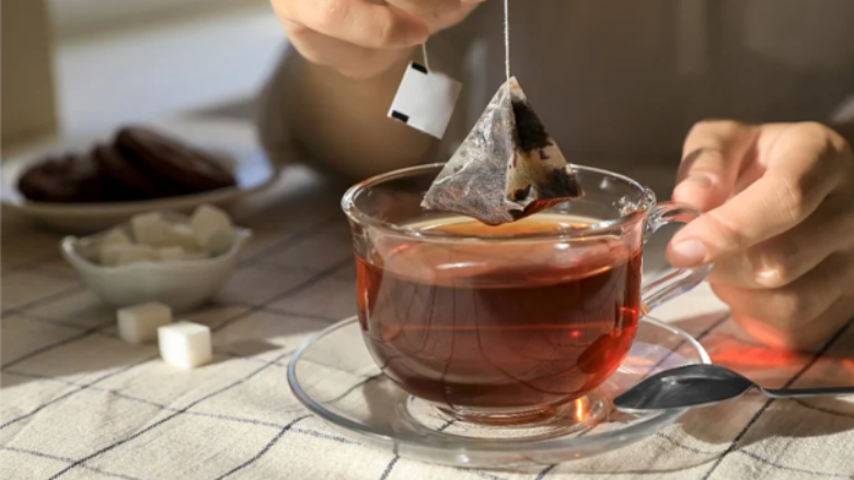 Mos i hidhni qeset e përdorura të çajit, ja si mund t’i ripërdorni ato