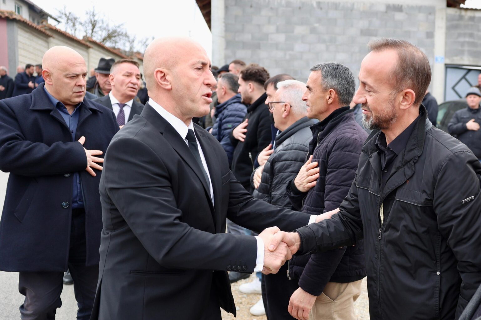 Haradinaj shkon për ngushëllime te familjarët e fëmijëve që vdiqën dje në Jabllanicë