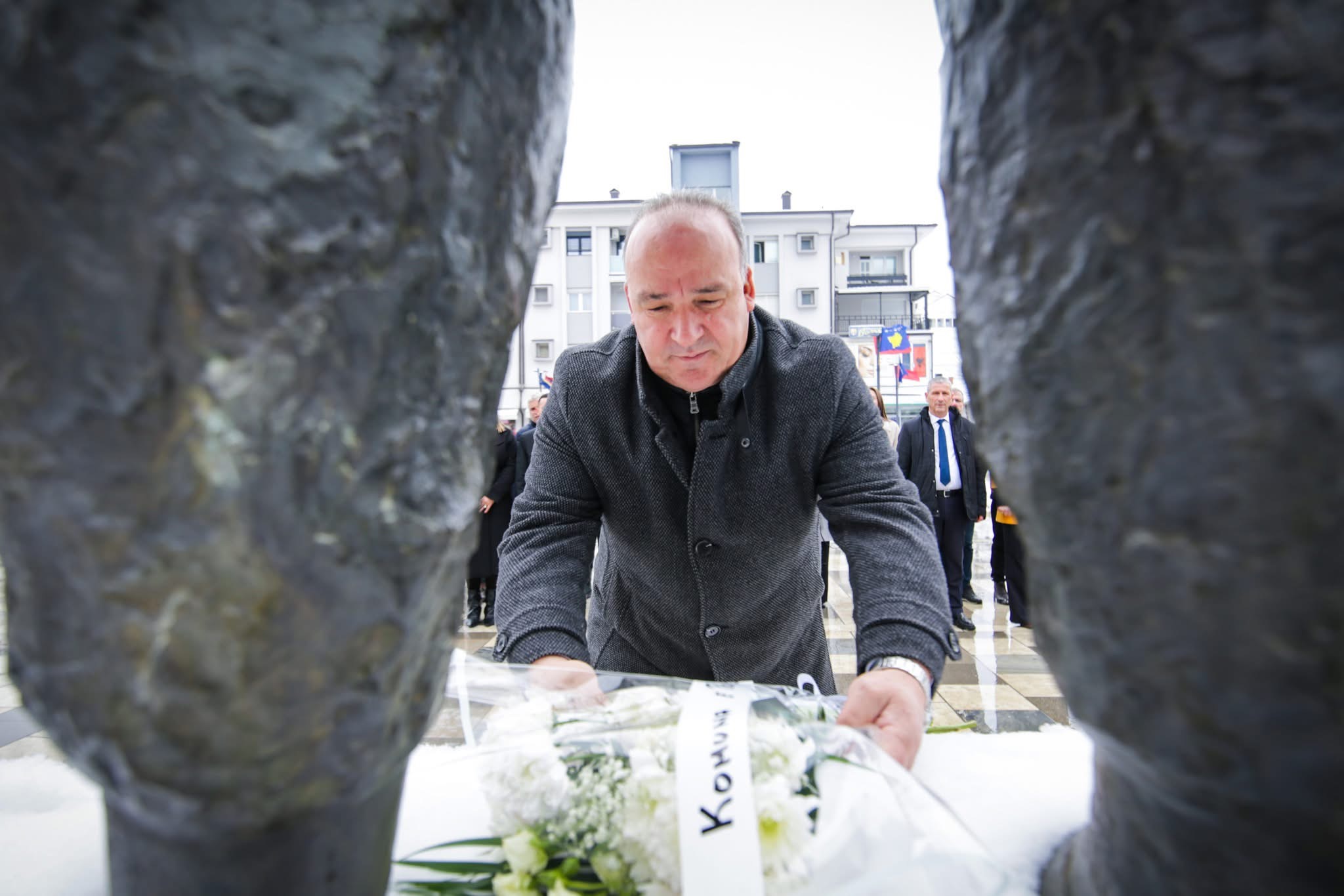 Bulliqi në homazhe tek komplekset e dëshmorëve dhe para shtatores së Presidentit Rugova
