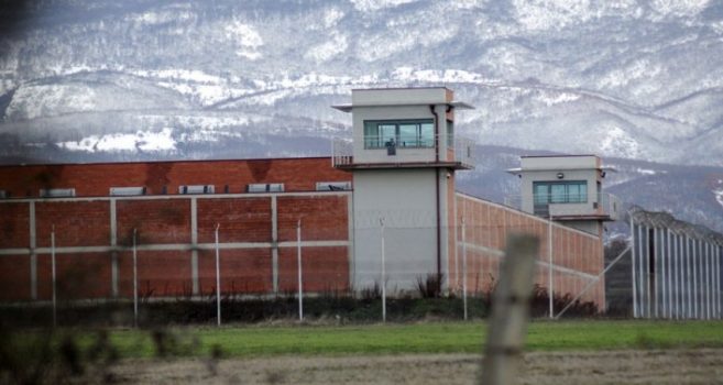 Sikleti për drogë: Dy vajza arrestohen pasi tentuan të fusin marihuanë në Burgun e Dubravës