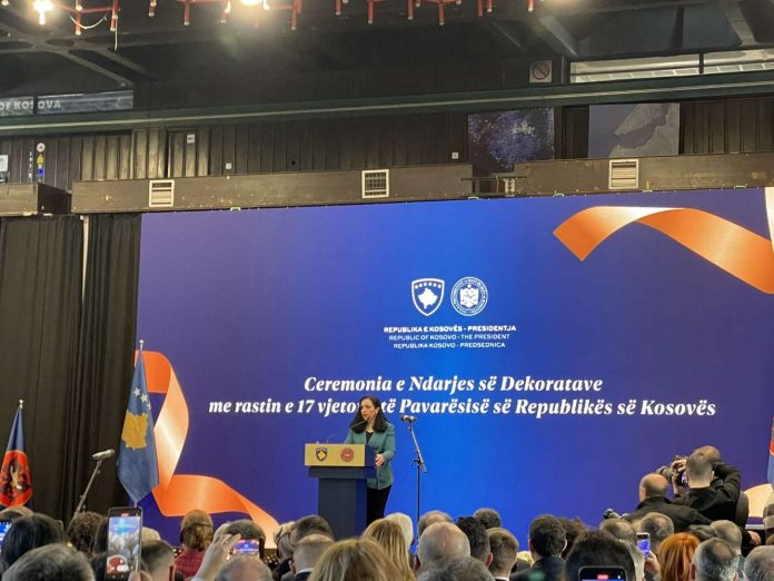 Osmani dekoron familjen Jashari: Shteti i Kosovës s’e harron sakrificën më sublime të historisë sonë moderne