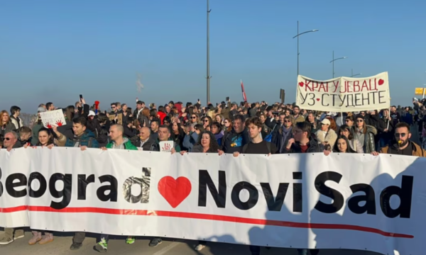 Serbët e Kosovës nisen për Serbi në përkrahje të protestave të studentëve