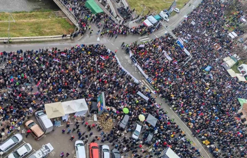 Rriten tensionet në Serbi, studentët dhe mbështetësit e Vuçiqit mbajnë tubime paralele