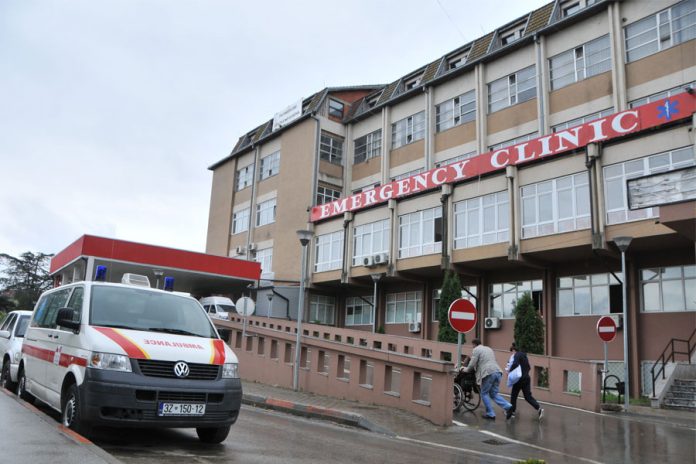 Incident i pazakontë në QKUK, burri mbanë peng një grua