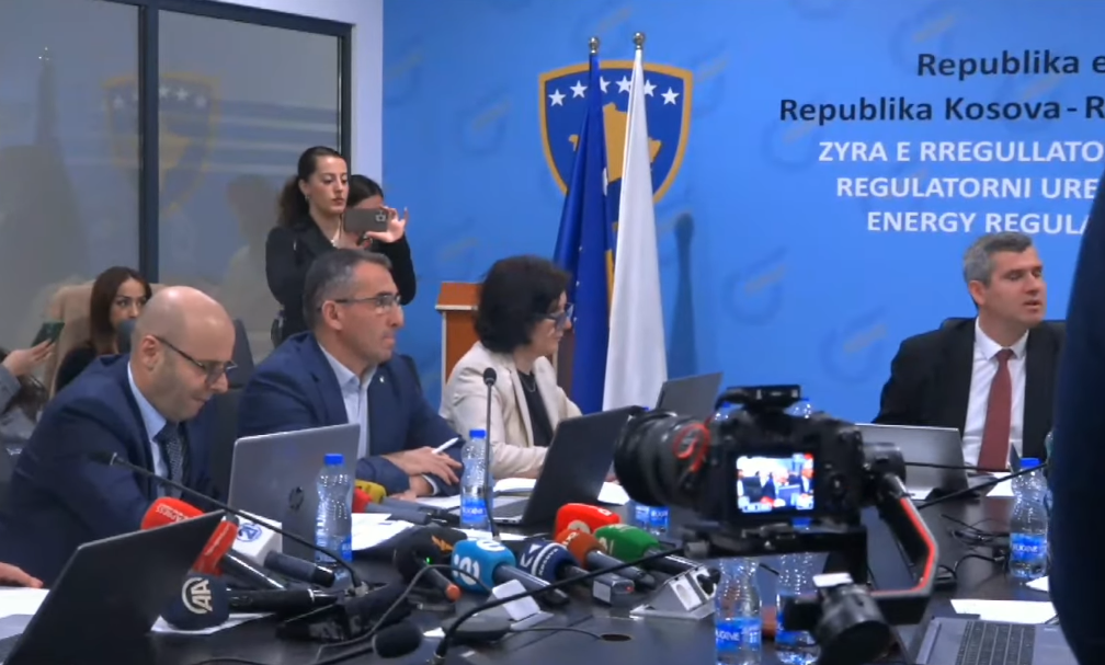 Hallakamë në mbledhjen e ZRRE-së: Gazetarët kërkojnë transparencë për rritjen e çmimit të energjisë, anëtarët kërkojnë lirimin e sallës!