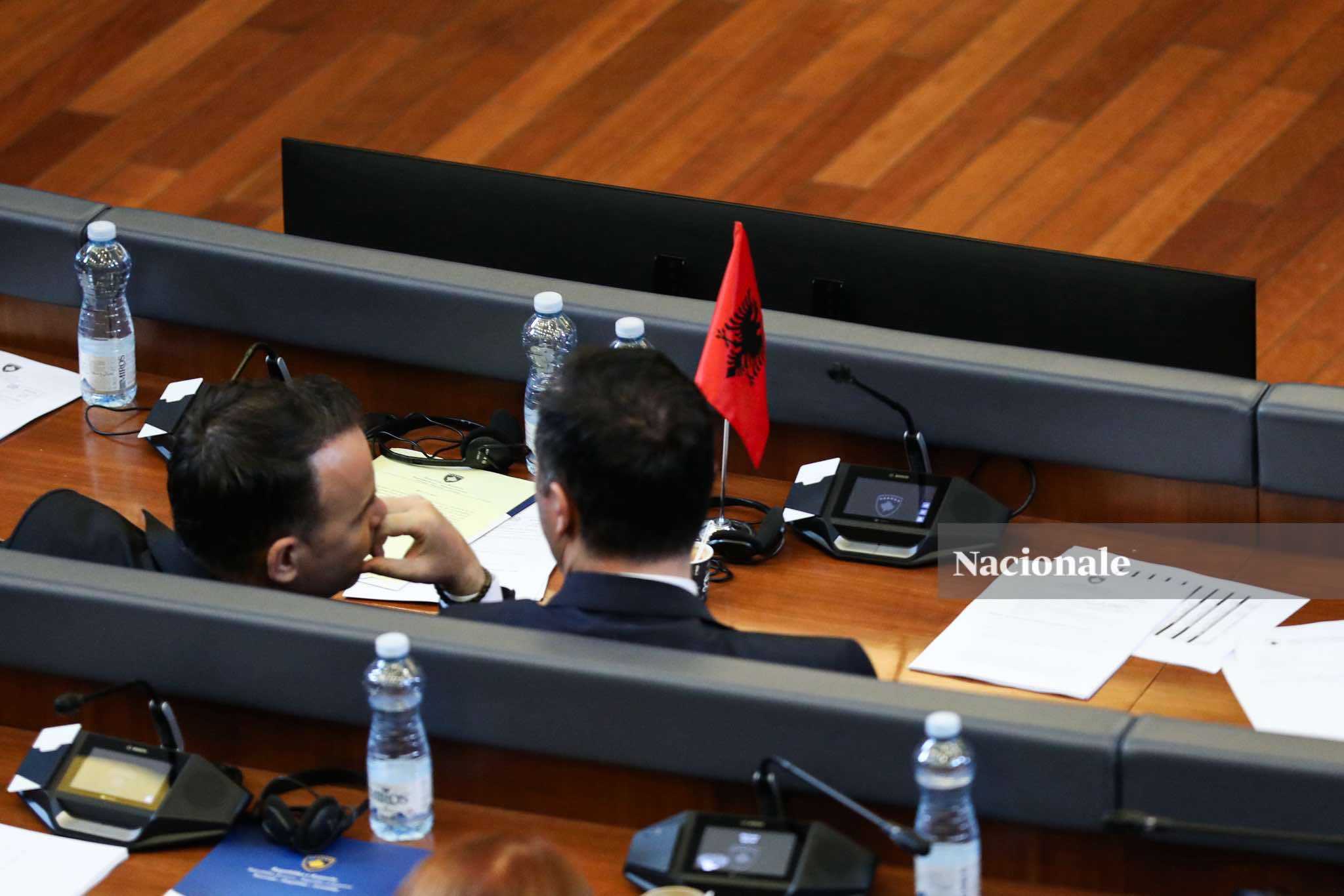 Pasi dolën mesazhet se i kanë “katër vota të Listës Serbe”, VV vendos flamurin kombëtar te ulëset e veta