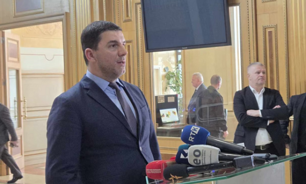 Memli Krasniqi u bën thirrje deputetëve: Të gjithë në sallë, PDK është për ecje përpara
