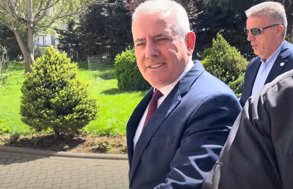 Pas dështimit për kryeparlamentaren, Sveçla ‘shpërthen’ ndaj opozitës: S’kanë qare pa u dorëzu