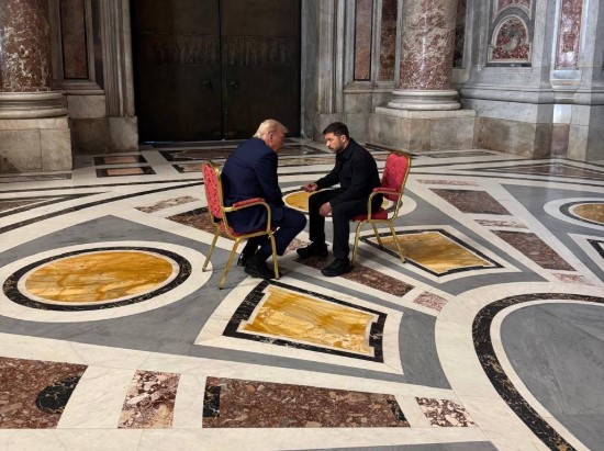 Trump dhe Zelensky takim “kokë më kokë” brenda Selisë së Shenjtë, publikohen fotot