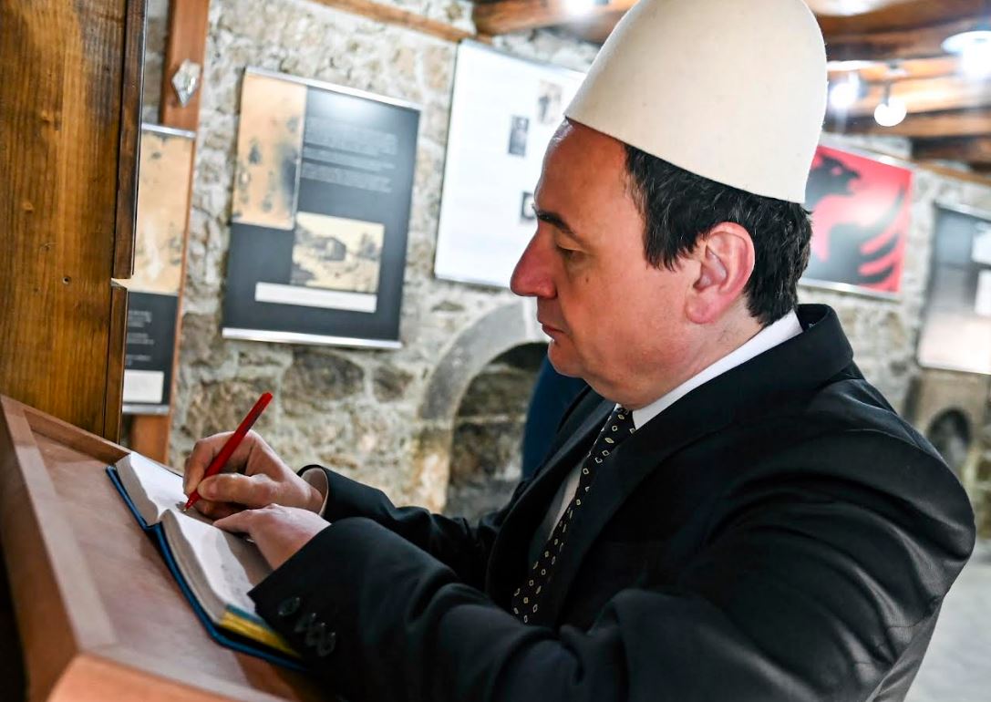 Kurti bën homazhe në Zhazhë, viziton edhe Kompleksin e Kullave të Isa Boletinit