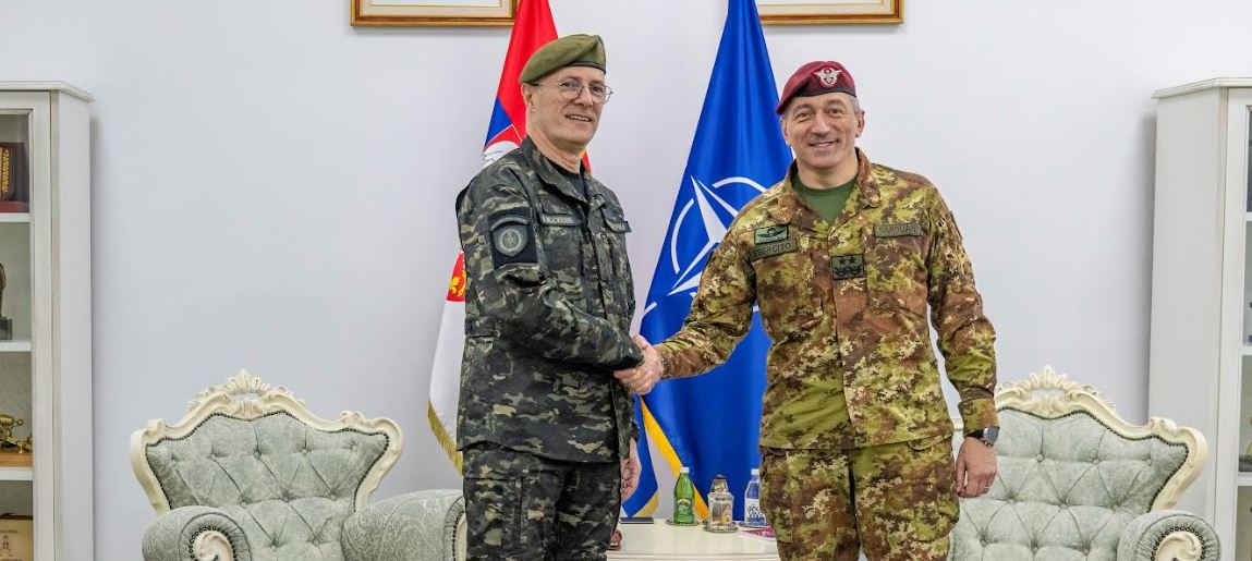 Komandanti i KFOR-it takohet me shefin e ushtrisë serbe, diskutohet stabiliteti i rajonit