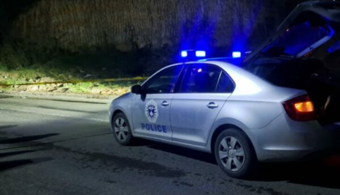 Policia konfirmon lëndimin e katër personave pas një aksidenti trafiku në Podujevë