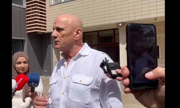 Gani Geci vjen fizikisht para Kuvendit për ta demantuar Faton Pecin që tha se u ka çuar sms për partneritet