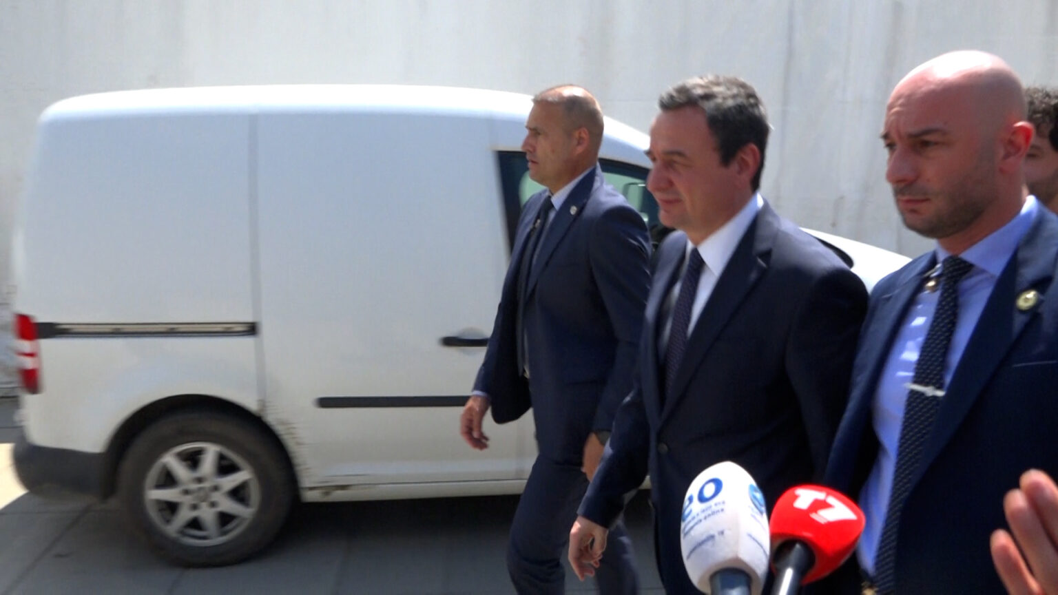 Kryeministri Kurti refuzon të përgjigjet për rënien drastike të lirisë së medias në Kosovë