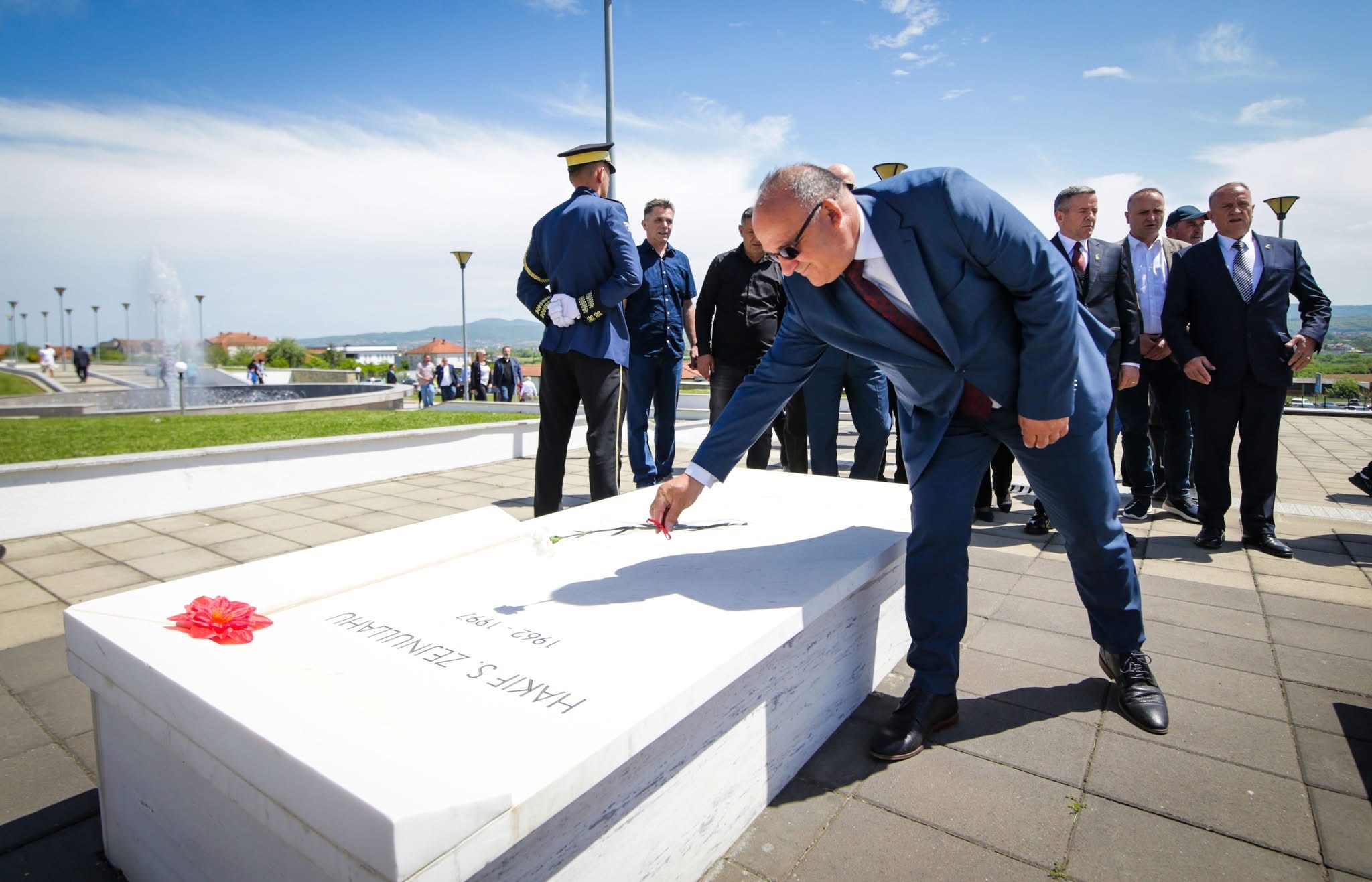 Kryetari i Podujevës Shpejtim Bulliqi bën homazhe në nder të dëshmorëve të kombit