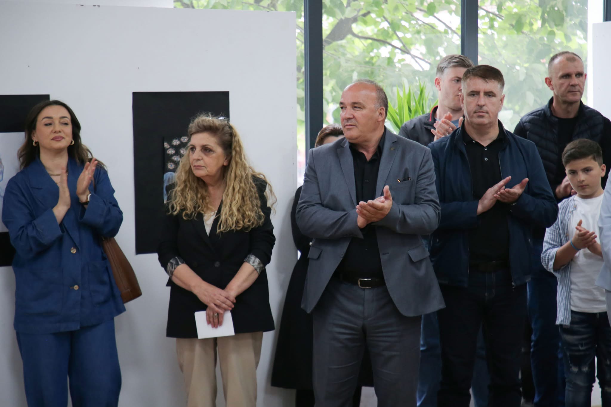 Kryetari i Podujevës viziton ekspozitën kundër diskriminimit në Galerinë e Arteve