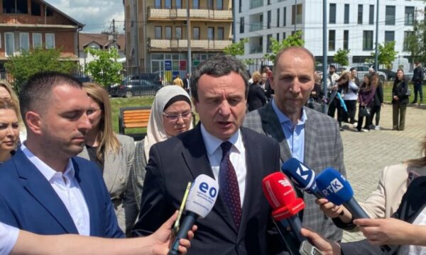 Kurti refuzon edhe sot pyetjet e gazetarëve për situatën politike në vend