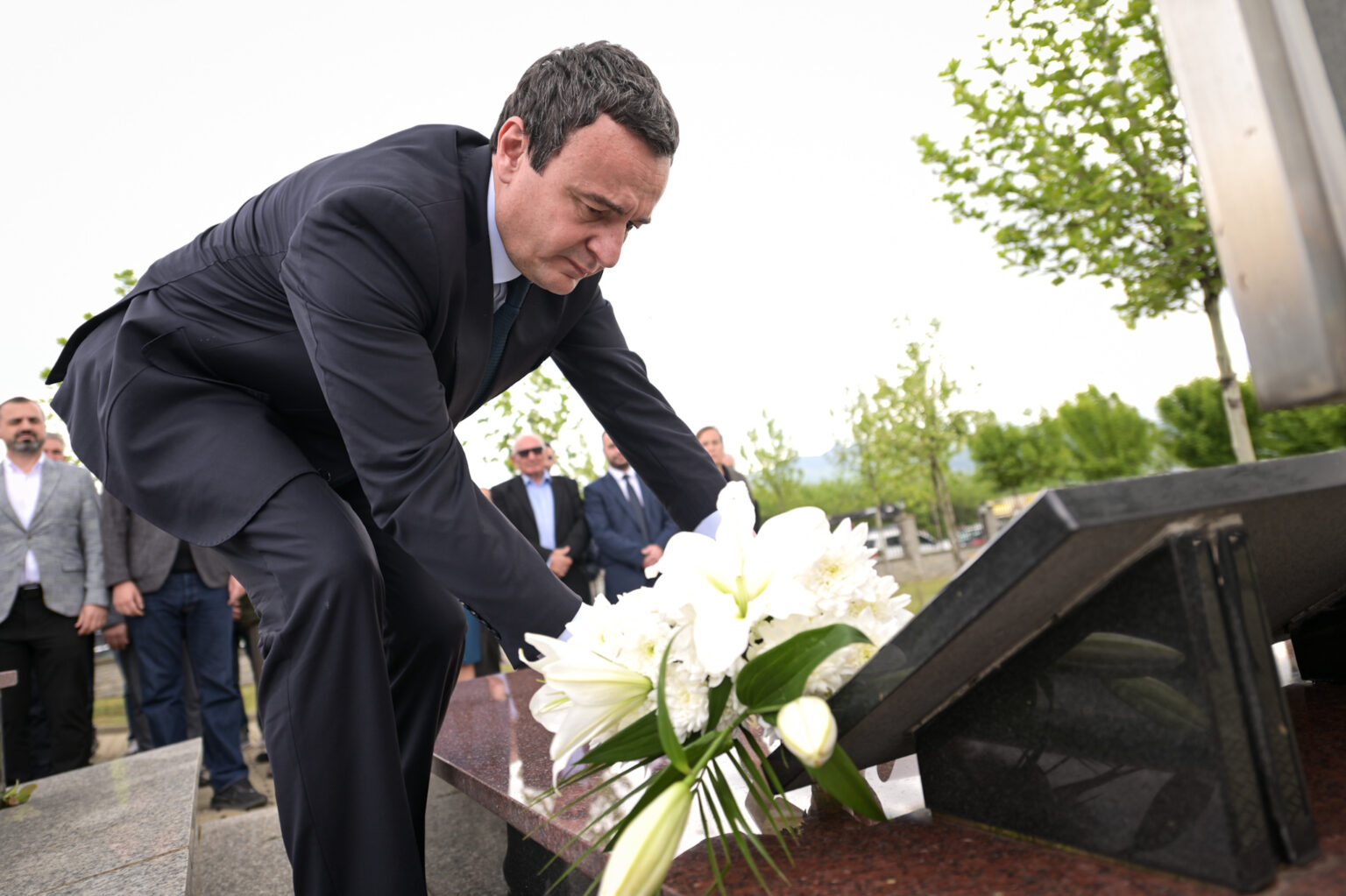 Kurti nderon komandant Drinin në 25-vjetorin e rënies: Lavdi dëshmorëve të kombit