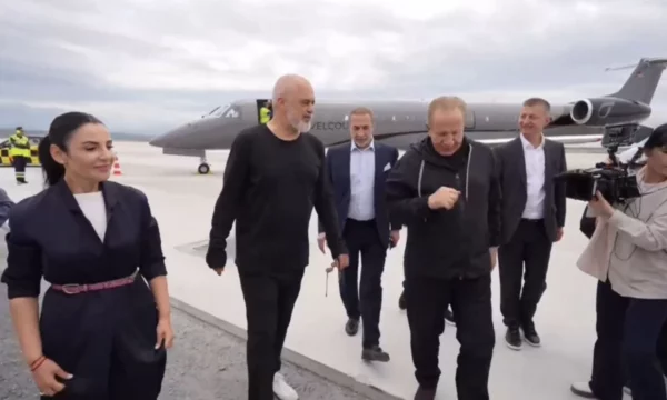 Fluturimi i parë në Aeroportin e Vlorës, Behgjet Pacolli pritet nga Rama, kryeministri: Syri i keq plasi se Baca zbriti