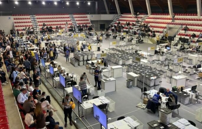 Vazhdon numërimi i votave në Shqipëri, kryeson PS