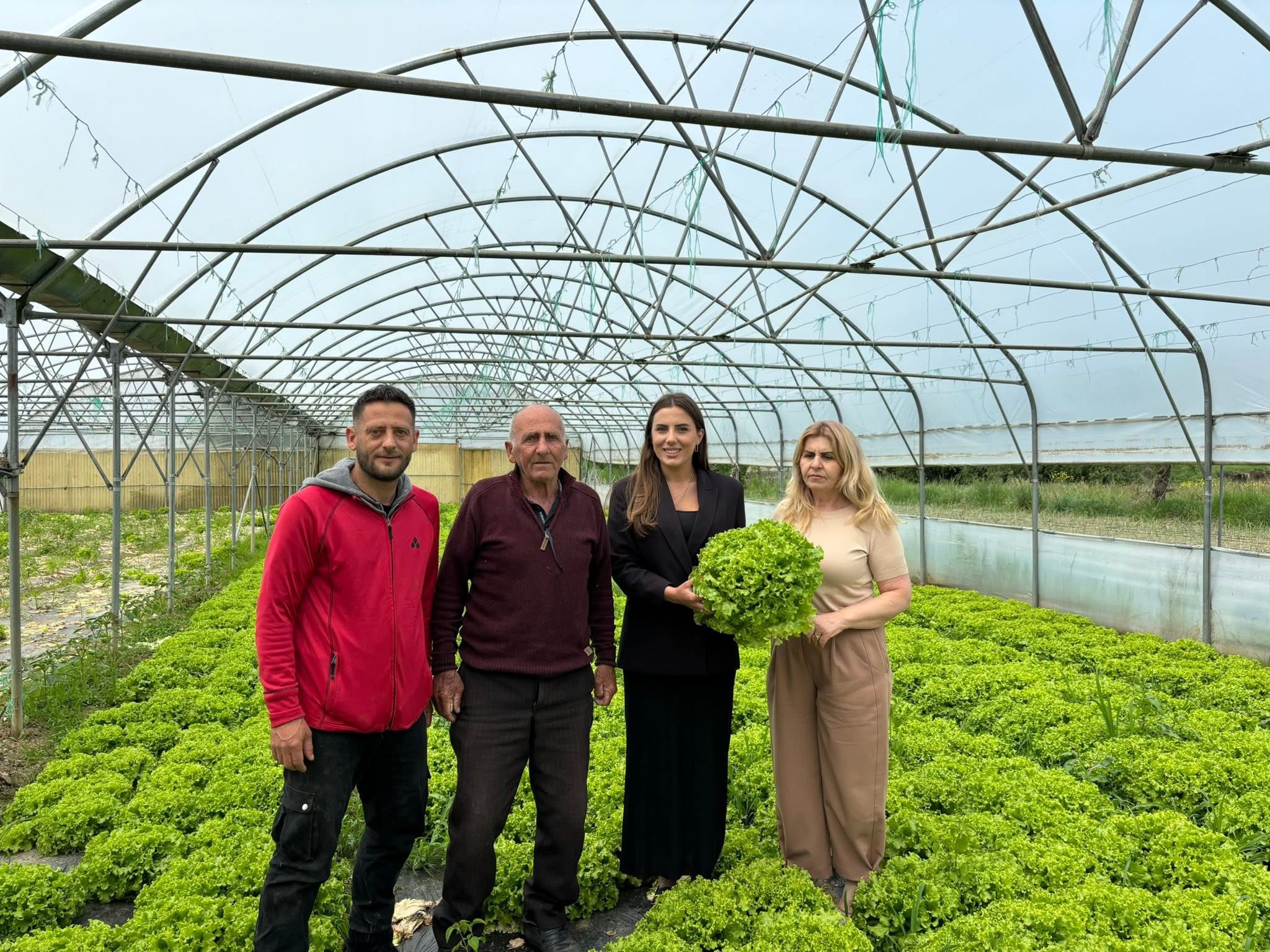 Drejtoresha Lirie Hoti viziton disa fermerë llapjanë