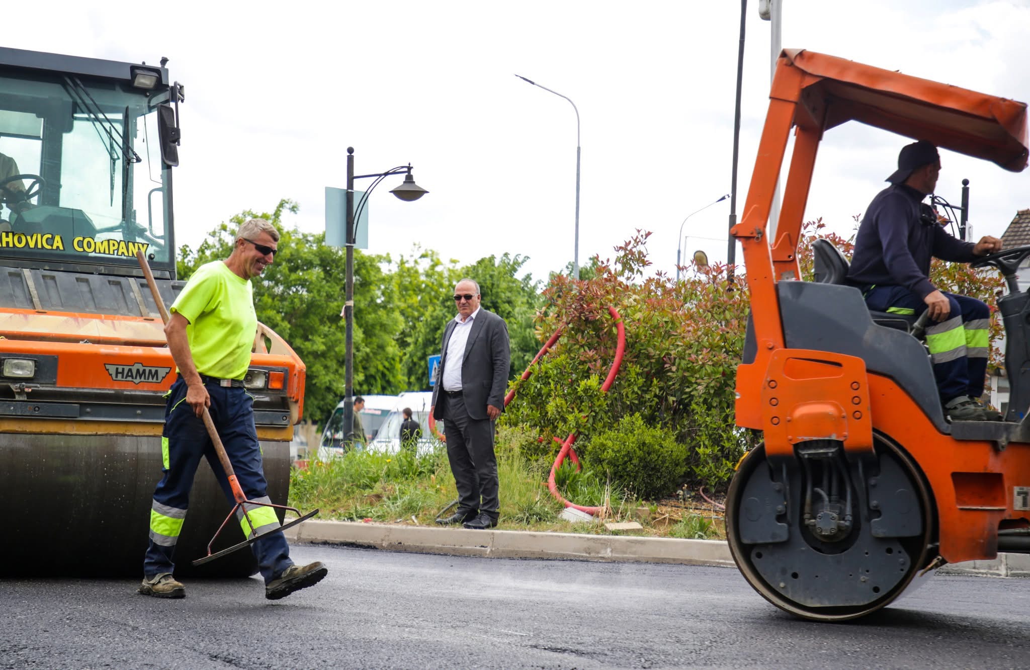 Kryetari Bulliqi përcjell punimet në asfaltimin e rrethrrotullimit për Kërpimeh