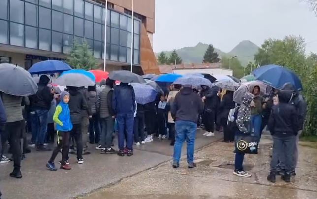 Aksionet policore në veri, serbët protestojnë para sallës së sporteve