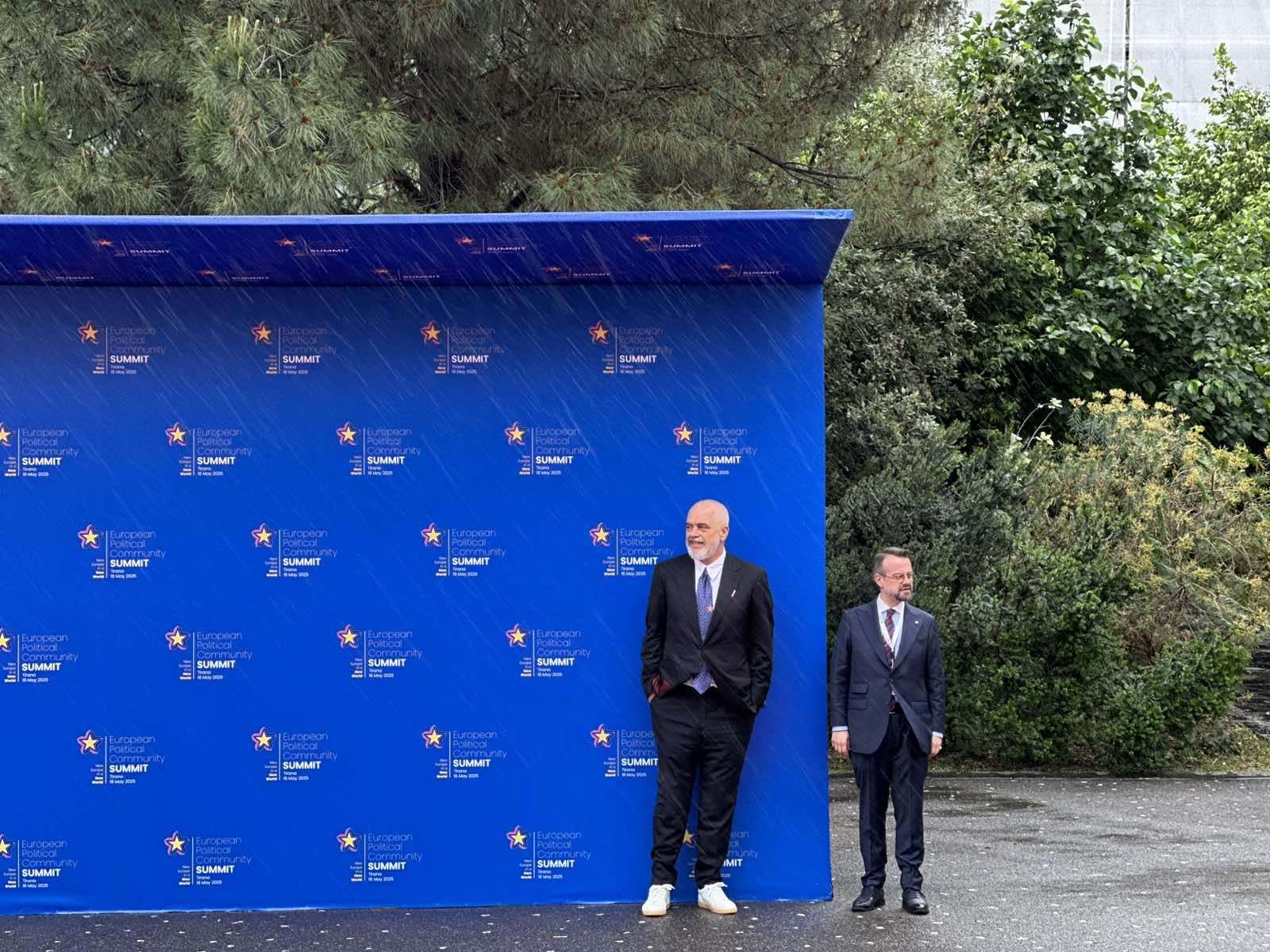 Edi Rama i pret liderët e Evropës me atlete të bardha