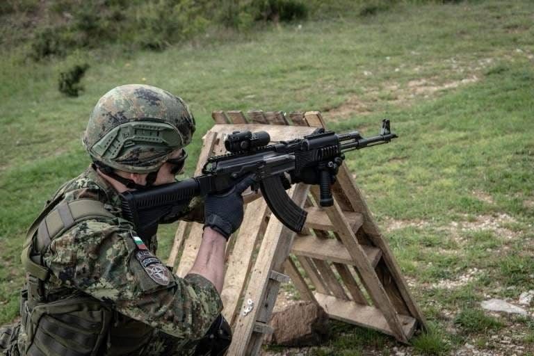 Ushtarët bullgarë të KFOR-it zhvillojnë stërvitje me qitje reale në Kosovë