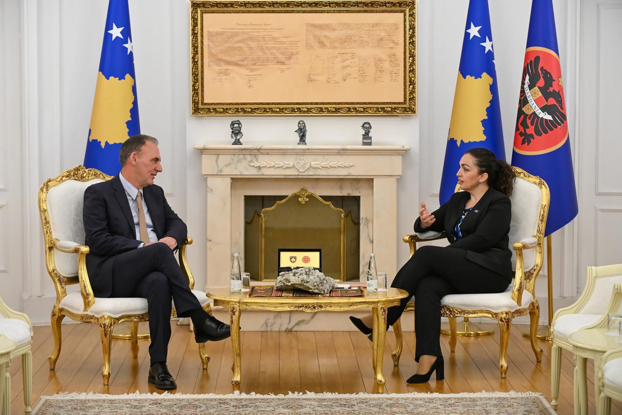 Vjosa Osmani e pret në takim Fatmir Limajn “pas kërkesës nga ai”