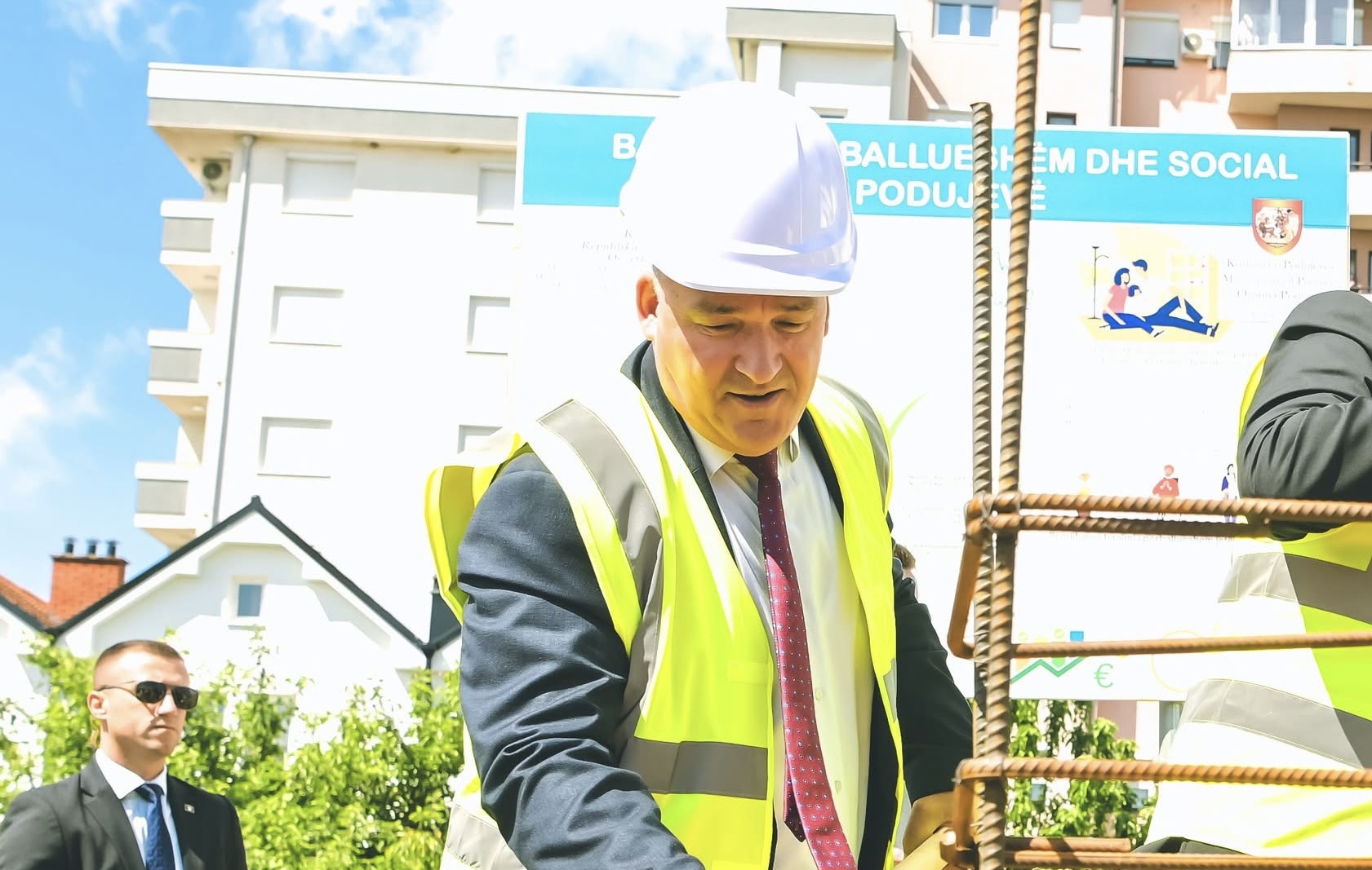Bulliqi: Vendosëm gurthemelin për ndërtimin e objekteve të banimit të përballueshëm në Podujevë