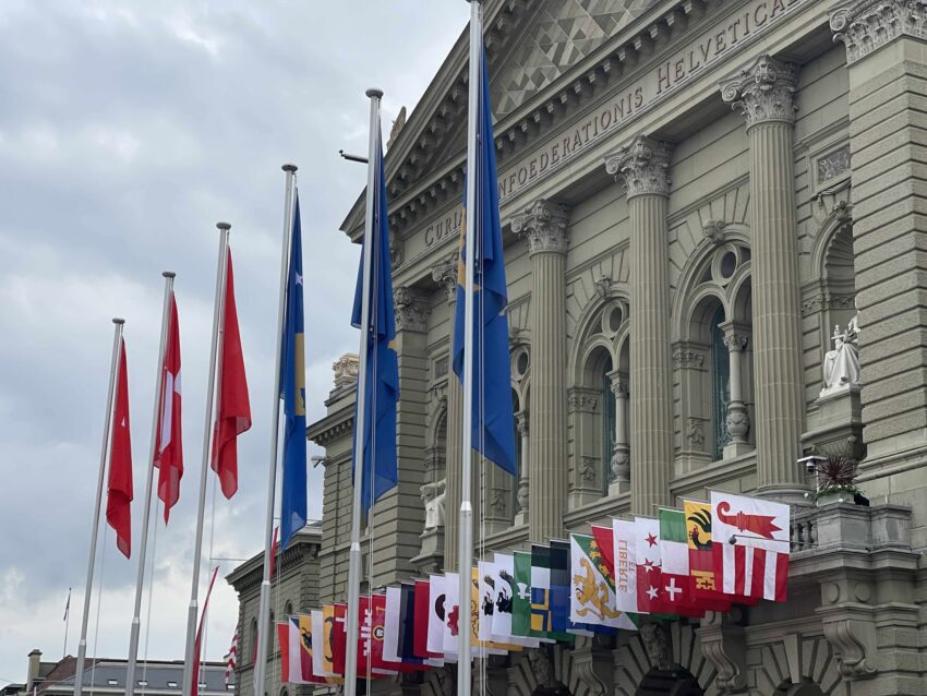 Sheshi Federal i Bernës zbukurohet me flamujt e Kosovës për vizitën e Presidentes Osmani