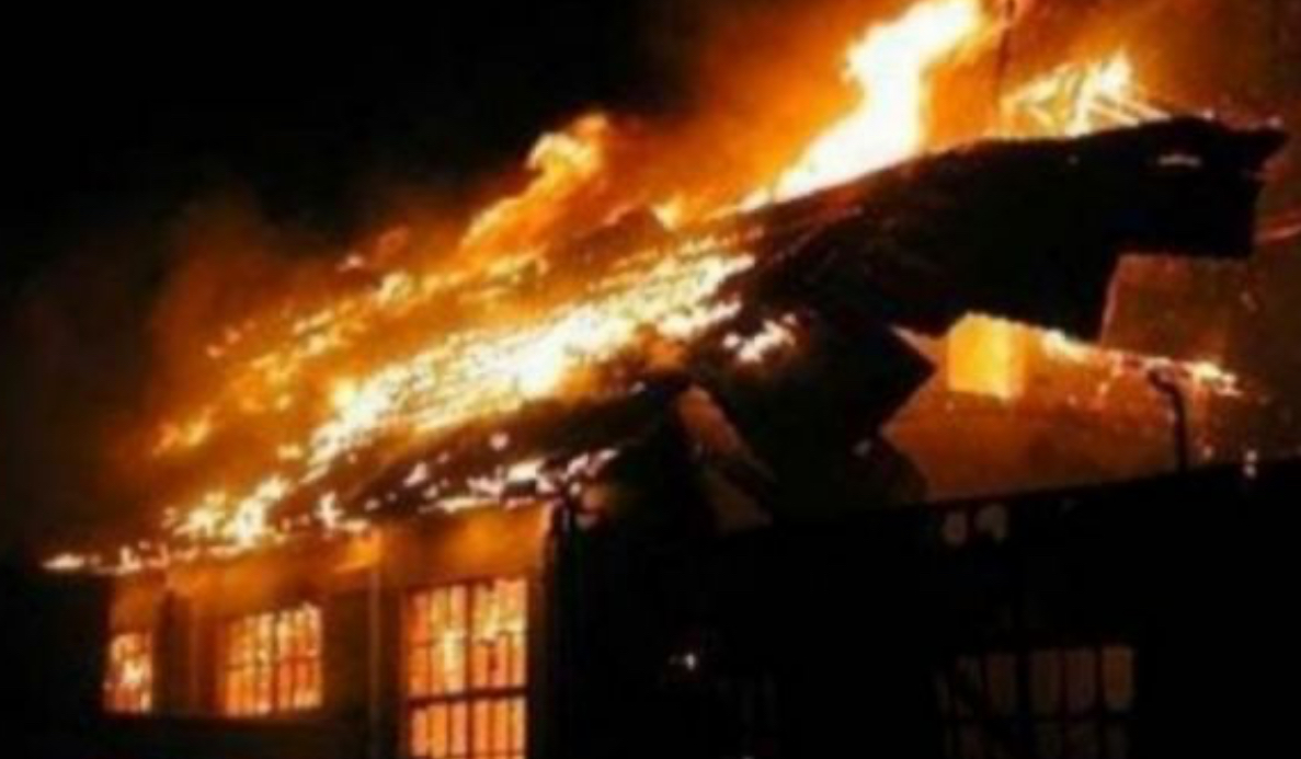 Digjet një shtëpi pas mesnatës në Suharekë, dyshohet për dëme mbi 28 mijë euro