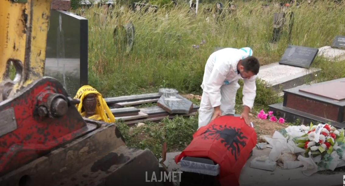 Zhvarrosja e heronjve: Dëshmori kishte municione me vete në varr (VIDEO)