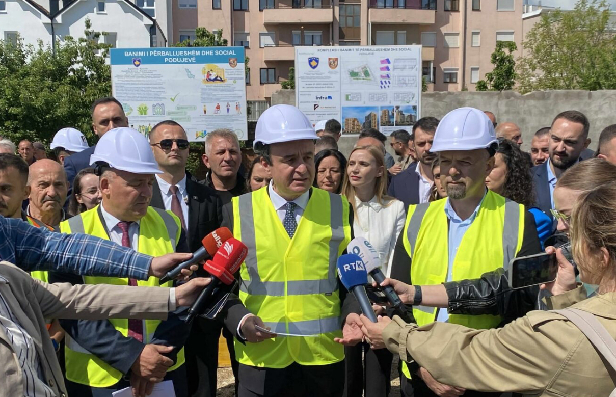 Nis ndërtimi i banesave të përballueshme në Podujevë, Kurti: Oferta e qeverisë më e madhe se kërkesat e komunave