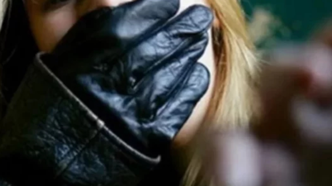 Rrëmbim në mesnatë në Fushë Kosovë: E mitura merret me forcë nga katër persona, nëna e saj lëndohet gjatë përpjekjes për ta ndihmuar