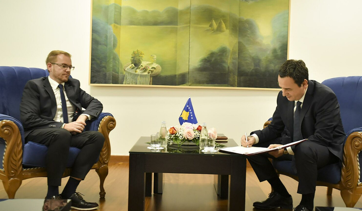 Qeveria pritet ta shkarkojë sot Arbër Vokrrin, dje akuzoi ndërkombëtarët për trazirat në veri