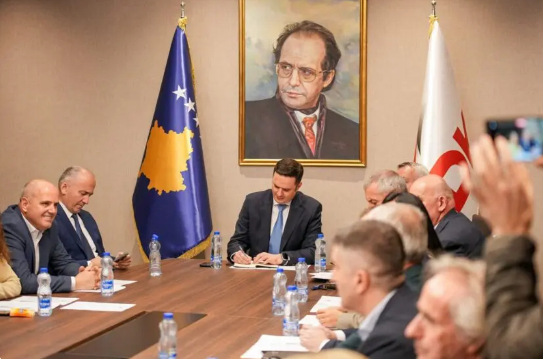 Zyrtari i LDK-së: Rizvanolli, Damka, Hajdari, Rashiq e Peci shpezuan 4 mijë e 500 litra naftë për 25 ditë pune