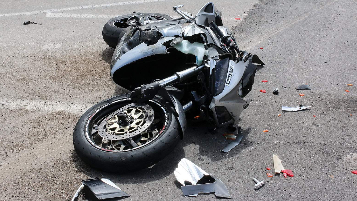 Aksident i rëndë në Prishtinë – motoçikleta goditet nga vetura, një 13-vjeçar në gjendje kritike