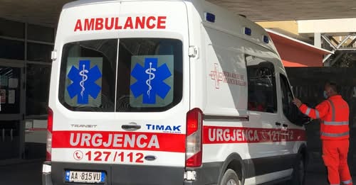 E rëndë në Lezhë/ Një 4-vjeçare rrëzohet nga pallati, transportohet te Trauma