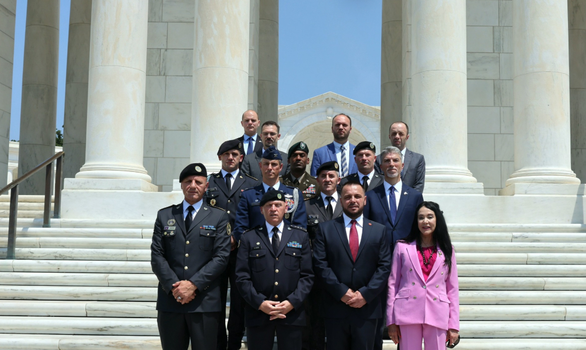 Ministri i Mbrojtjes Maqedonci nis vizitën në SHBA, nderon ushtarët amerikanë